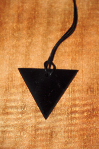Pendente triangolare femminile Shungite