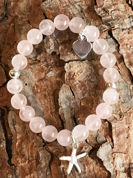 Bracciale in quarzo rosa con stella marina, cuore e distanziali in argento 925
