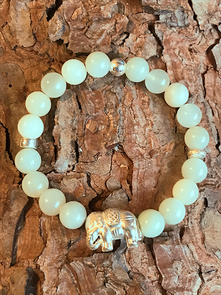 Bracciale in giada con elefante e distanziali in argento 925