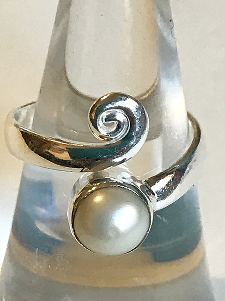 Anello con perla di fiume in argento 925