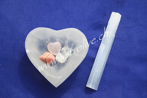 Cuore di selenite con pietre dell'amore